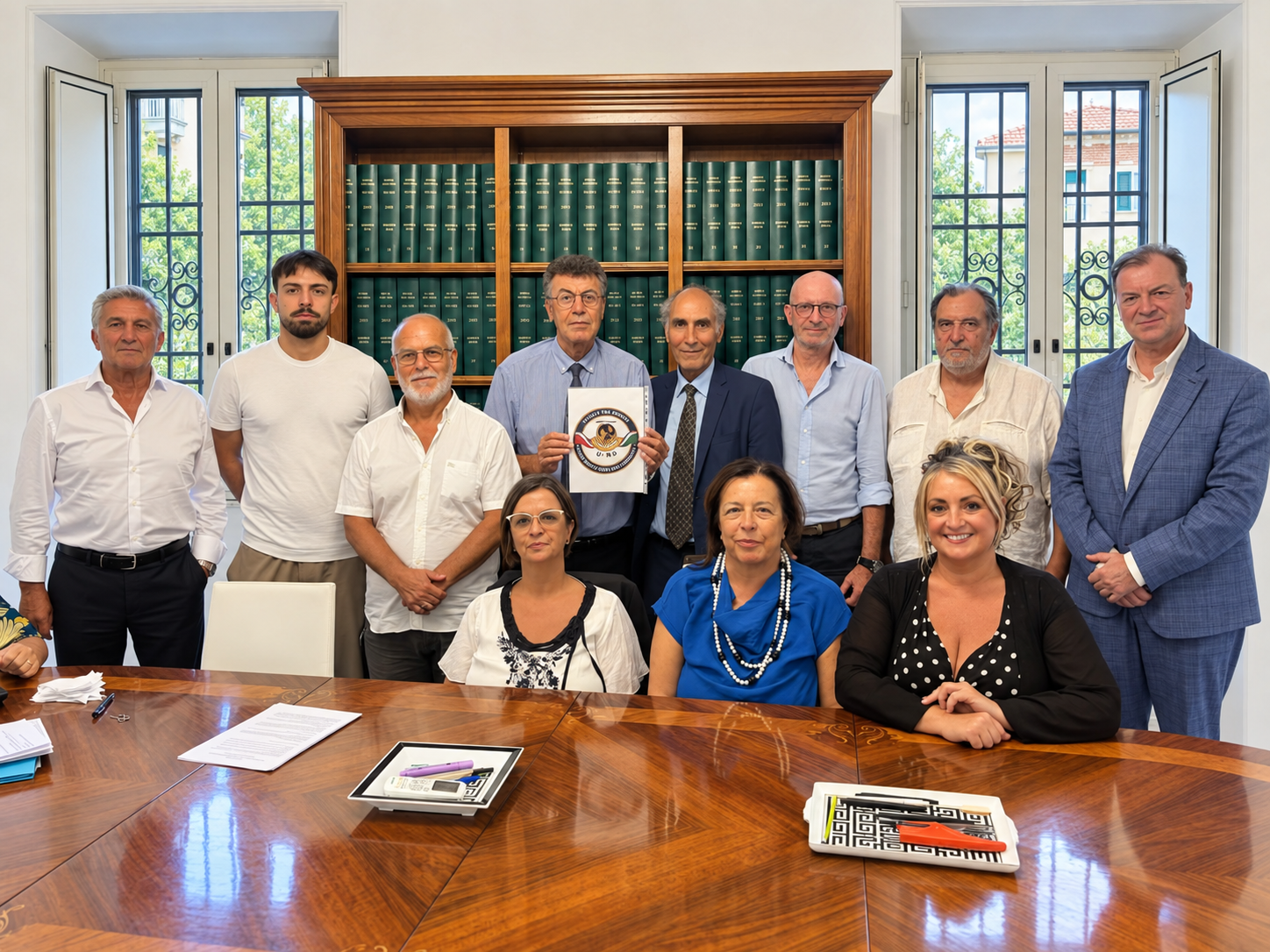 Foto di gruppo dei promotori di Unione per l’Italia nella sala della riunione